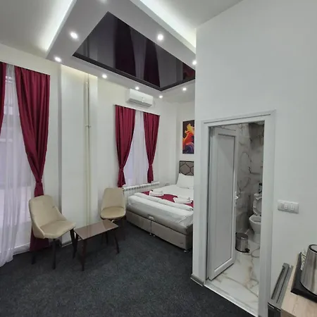 Authentic Centre - 4 In One Space, With Patios In Courtyard For Smokers * Belgrad