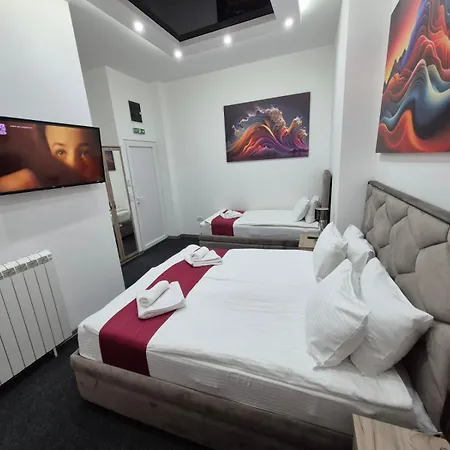 Authentic Centre - 4 In One Space, With Patios In Courtyard For Smokers * Belgrad