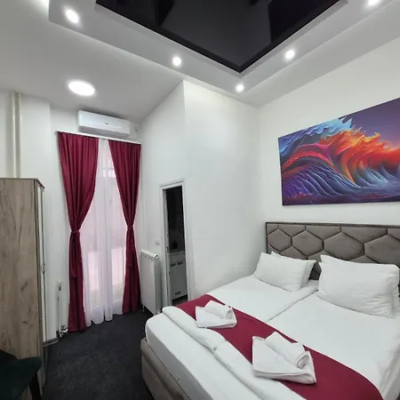 Authentic Centre - 4 In One Space, With Patios In Courtyard For Smokers * Belgrad